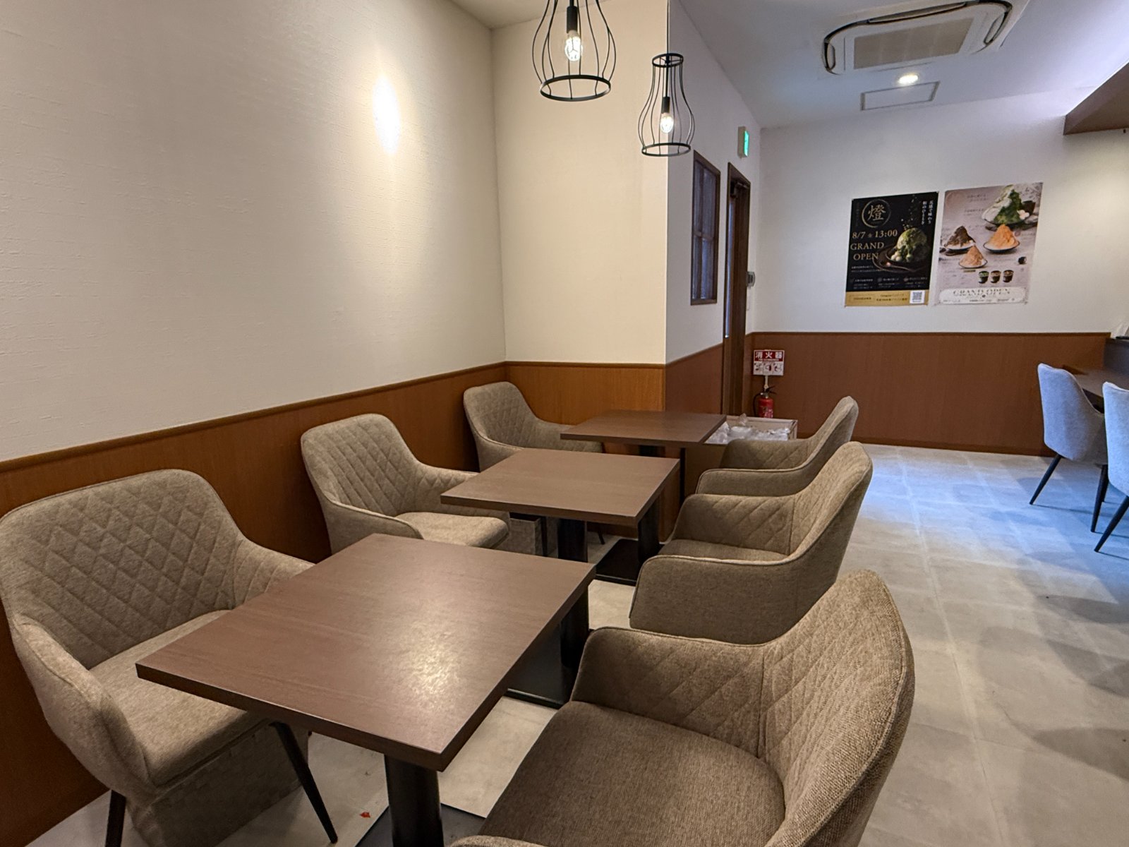 燈の店内カウンター席